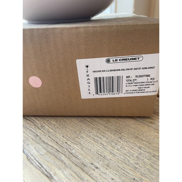 Le Creuset Stoneware Vancouver Serving Bowl 2 3/8 qt 9 3/8 in Shell Pink NEW - Picture 8 of 8